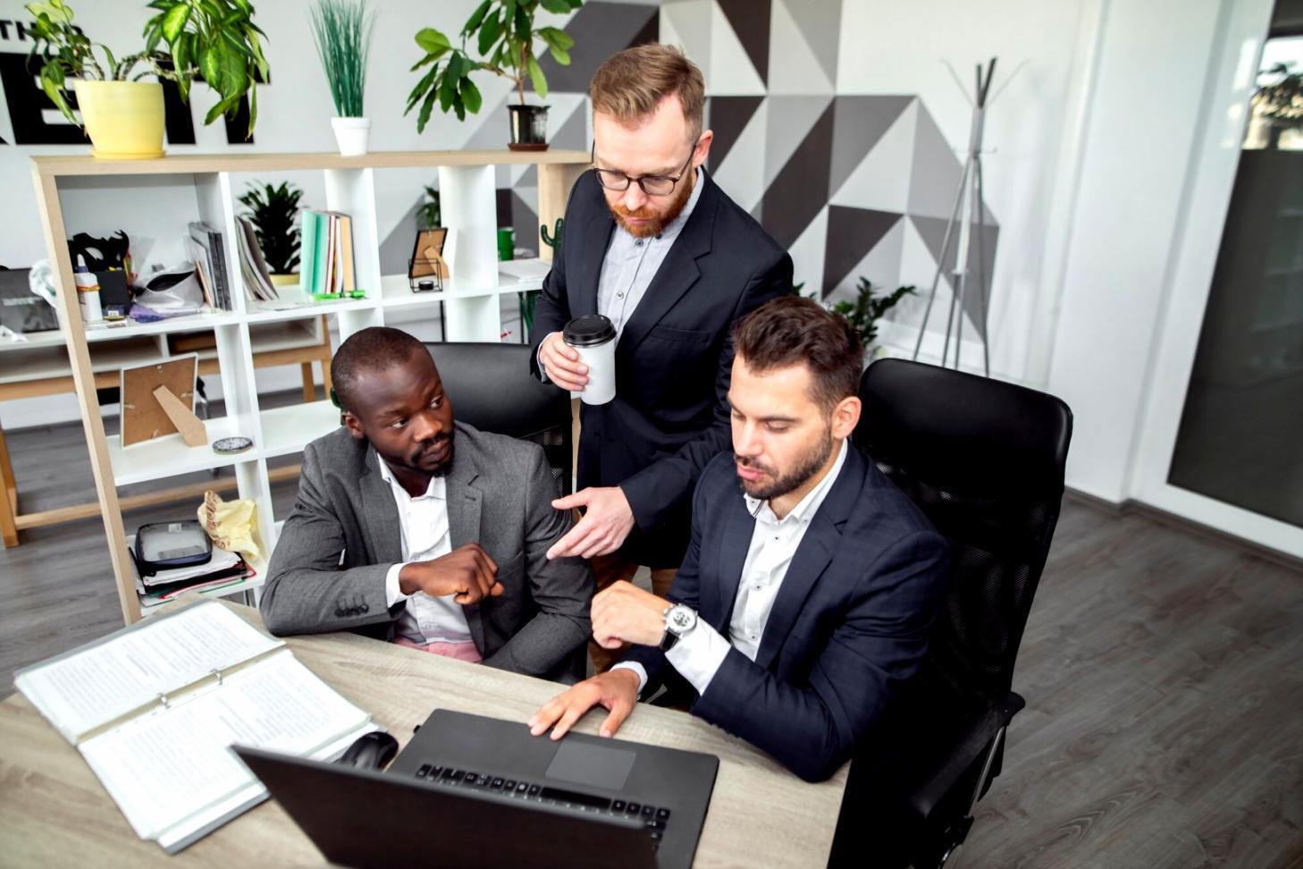 Nuestro equipo de asesores financieros trabajando en estrategias de presupuesto personalizado